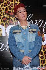 组图：应采儿粉裙裸背谈造人大计 陈小春悠闲搞怪