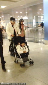 组图：林志颖懒理丑闻全家现身 KIMI乖坐婴儿车