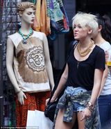 组图：短发麦莉帅气亮相 街边打车着急抓头发