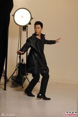 组图：甄子丹为香港赛马会拍摄宣传海报