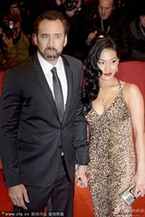 组图：《克鲁德一家》首映 凯奇携妻恩爱亮相