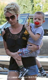 幻灯图集：布兰妮带儿子看电影 热裤秀健美双腿