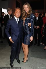 组图：邦辰蓝裙亮相颁奖礼 真空中门大开秀美乳