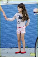 组图：凯蒂携苏瑞亮相 小公主乖巧可爱