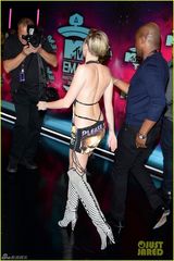 组图：麦莉出席EMA中门大开裸背秀春光