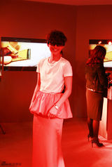 组图：陈燃橘色长裙抢眼 简约风格秀青春气质