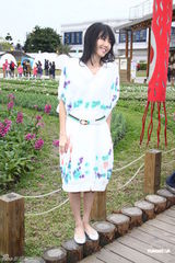 高清图：孙燕姿参观花博会 清丽亮相引媒体追拍