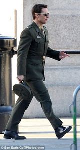 组图：汤姆-克鲁斯新片场面壮观 穿军装霸气外露