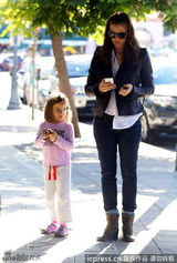 组图：詹妮弗-加纳带爱女出街与媒体玩互拍