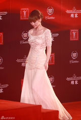 组图：柳岩亮相上海电影节 水晶镶钻礼服优雅性感