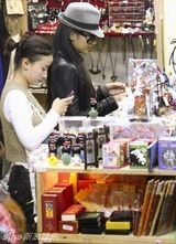 组图：黄奕上海现身心情愉悦 扮潮与同性密友逛街 