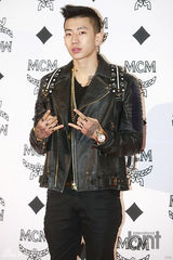 组图：少时徐贤等撑品牌活动 SHINee帅气献唱