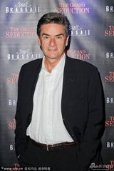 组图：《伟大诱惑》首映芭拉班大秀美背