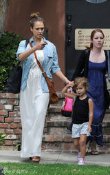 组图：杰西卡-阿尔芭产后首度现身 身材尚未恢复