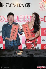 组图：许志安欲度假预支蜜月 廖碧儿性感低胸