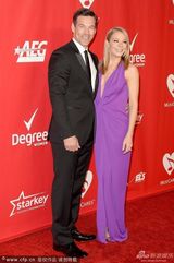 组图：黎安-莱姆丝深V身材火辣 搂帅气男伴大笑