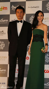 组图：《房车奇遇》入围釜山 熊乃瑾抹胸长裙亮相