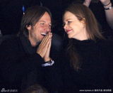 幻灯图：妮可-基德曼夫妇观看冬奥会 上演恩爱秀