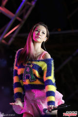 组图：严爵飚高音 与潘玮柏卢广仲接力开唱