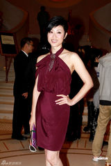 组图：陈法蓉笑称仍是单身 曹敏莉沙漠度蜜月不设防