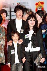 幻灯图：《岁月神偷》获水晶熊奖 吴君如称实至名归