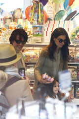 组图：汤姆-克鲁斯一家逛超市 阿汤哥疑被晒伤