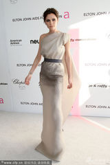 高清图：奥斯卡慈善派对 维多利亚米色礼服展身段 