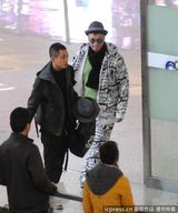 组图：孙红雷潮装墨镜现身机场 两手空空变帽子控