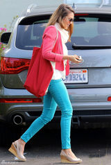 组图：杰西卡-阿尔芭街拍LOOK 撞色搭配抢眼