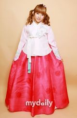 组图：组合Rainbow穿韩服拍写真 为粉丝送中秋祝福