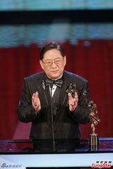 组图：邹文怀为吴思远颁发终身成就奖