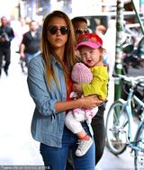 组图：阿尔芭带小女游动物园 囧娃二号专心啃手