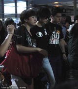 组图：李宇春现身机场粉丝包围 人气过高警察出动