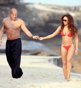 组图：辣妹MelB火红比基尼度假 遭老公猥琐抓奶