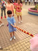 组图：田亮全家亲子游 森碟摸蟒蛇显女汉子本色