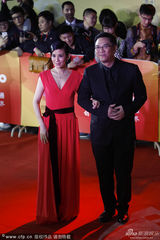 组图：吴君如牵手关锦鹏 低胸裙俯身泄春光