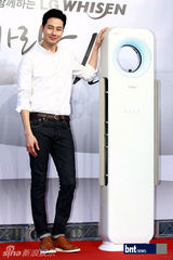 组图：赵仁成申宝拉出席某电子产品宣传活动