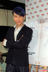 组图：陶喆黑色西服帅气亮相 现场不会写中文