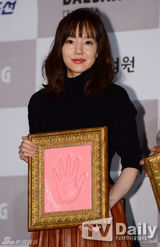 组图：林秀晶柳承龙等亮相青龙奖按手印活动