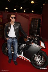 组图：谢天华与影迷聚会 新片可能继续搭档陈法拉 