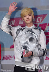 组图：李钟硕宣传《热血青春》展笑颜抱女影迷