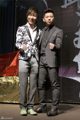 组图：羽泉台湾宣传通告多 范范黑人助阵