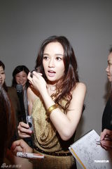 组图：陈乔恩露背礼服秀美背 不惧做剩女