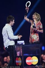 组图：大卫-鲍伊获奖 超模凯特-莫斯代领吻男星