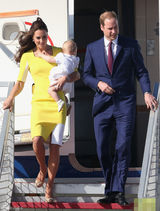 组图：凯特抱子随访澳洲 黄衣明艳狂风吹乱秀发