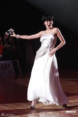 高清组图：徐熙娣可爱短发做代言 一身白裙现场起舞