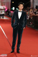 组图：陈柏霖率性亮相金钟红毯 对得奖与否淡定