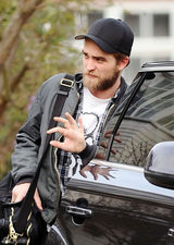 组图：罗伯特-帕丁森街拍LOOK穿着随意胡子拉碴