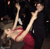 组图：《摩登家庭》索菲娅爆乳撅臀叫板麦莉