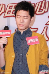 组图：韦礼安赞女友身材好 获粉丝送礼物惹尴尬